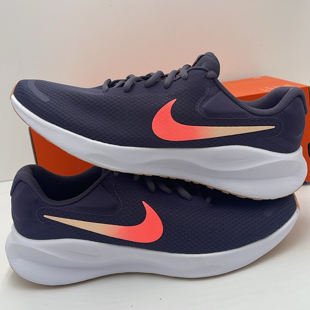 NIKE Men’s REVOLUTION 7
DK RAISIN/CRIMSON TINT-WHITE-HOT PUNCH
Style FB2208-500 - Picture 15 of 16